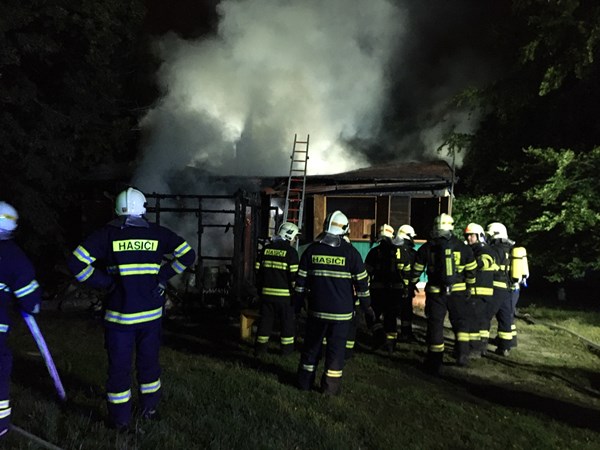 Fotografie zásahu hasičů na požáru historické skautské klubovny v Říčanech dne 2. září 2020